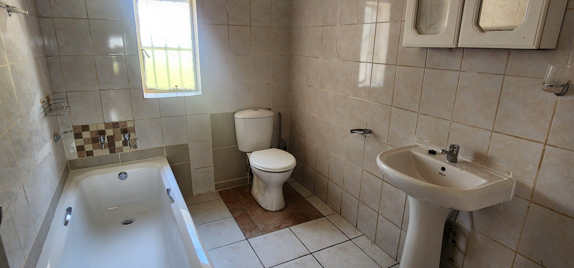 BATHROOM 1IN MAIN HOUSE
