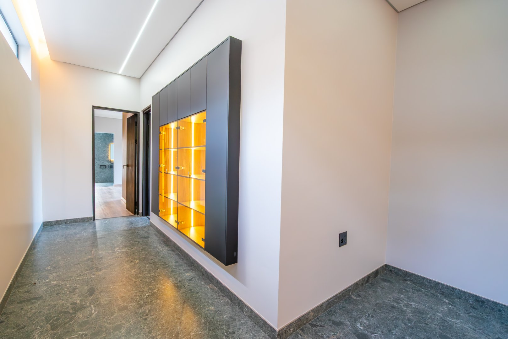 Ultra Exclusive Hyde Park Cluster Living Move In Ready Luxury Residence