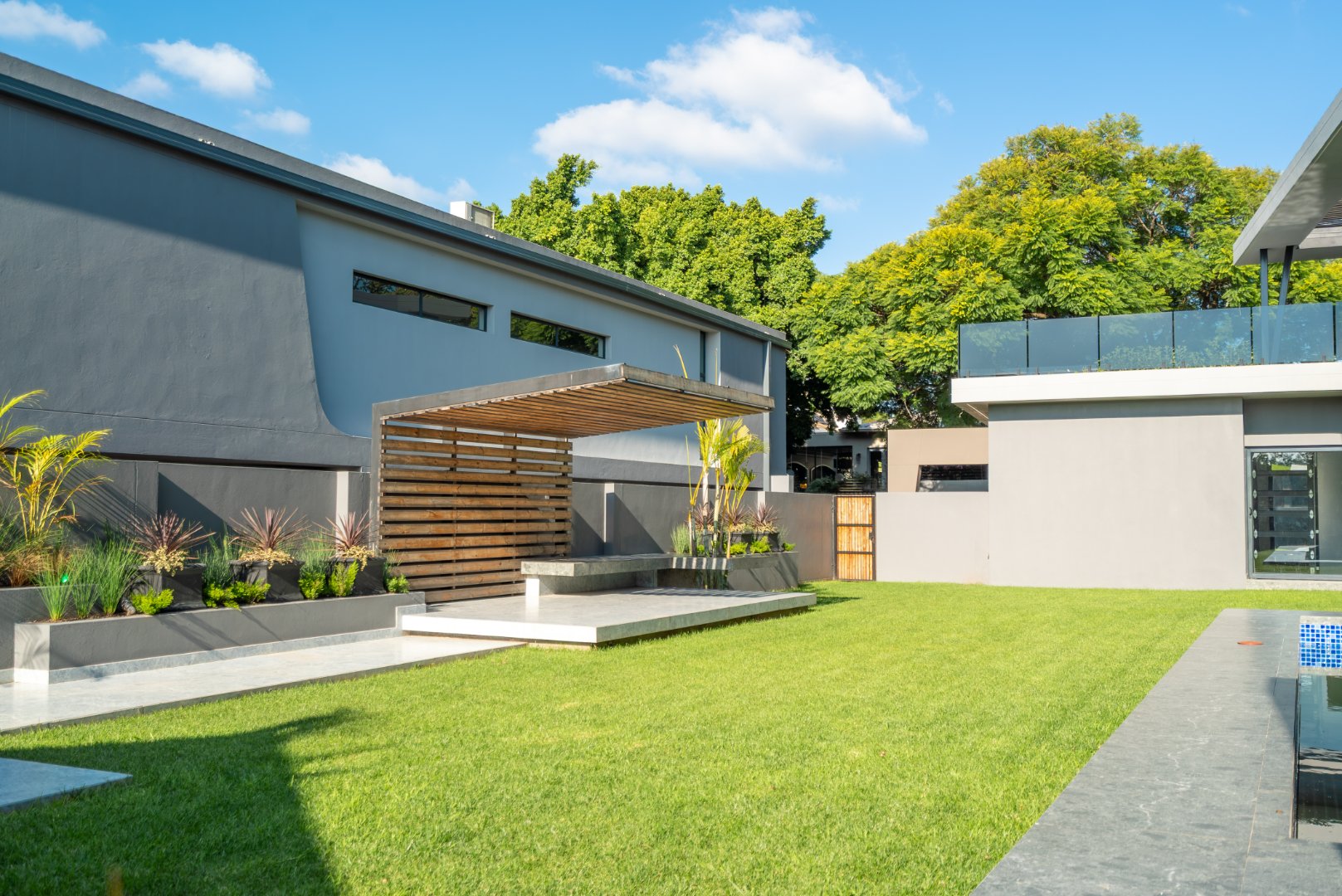 Ultra Exclusive Hyde Park Cluster Living Move In Ready Luxury Residence