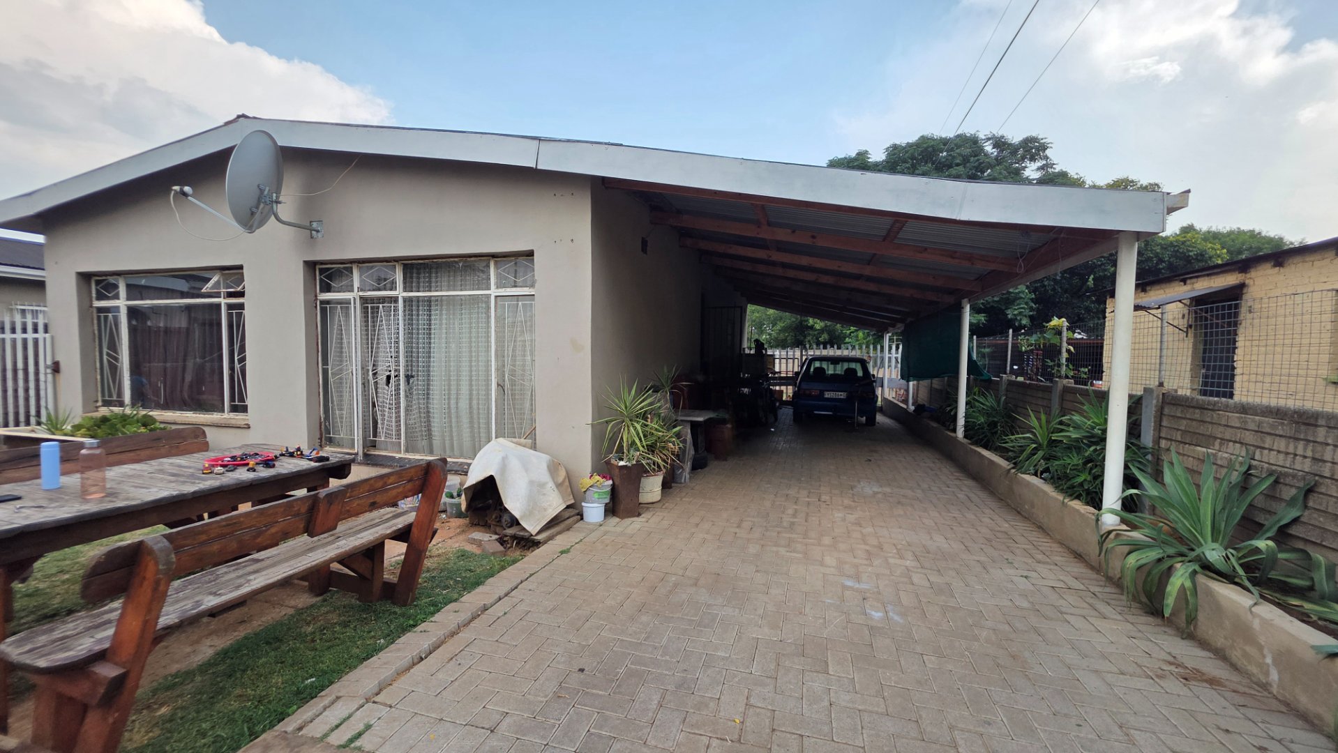 FLATLET FRONT VIEW WITH CARPORT