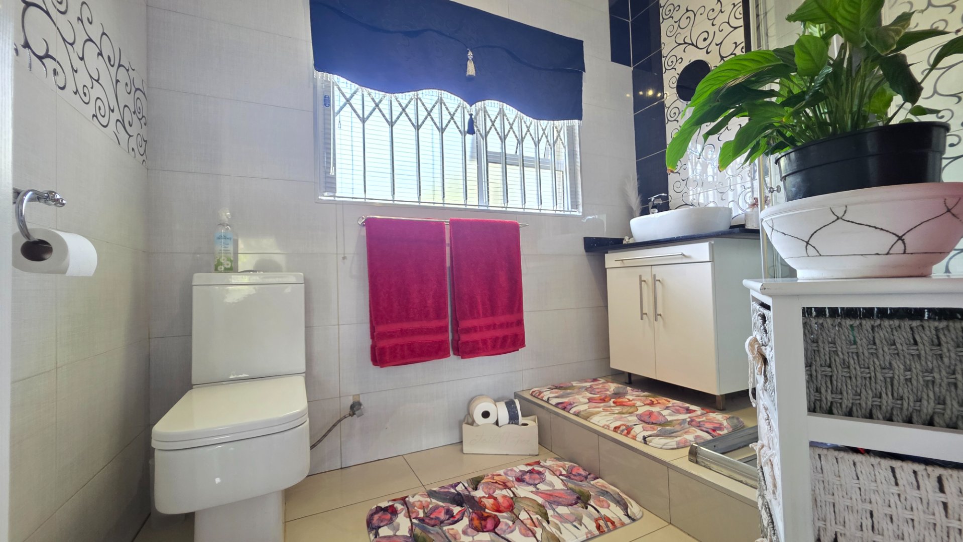 EN SUITE TO MAIN BEDROOM