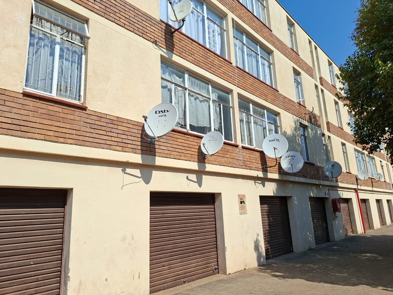 1 bedroom flat for sale in proclaimation hill pretoria west - Photo 3