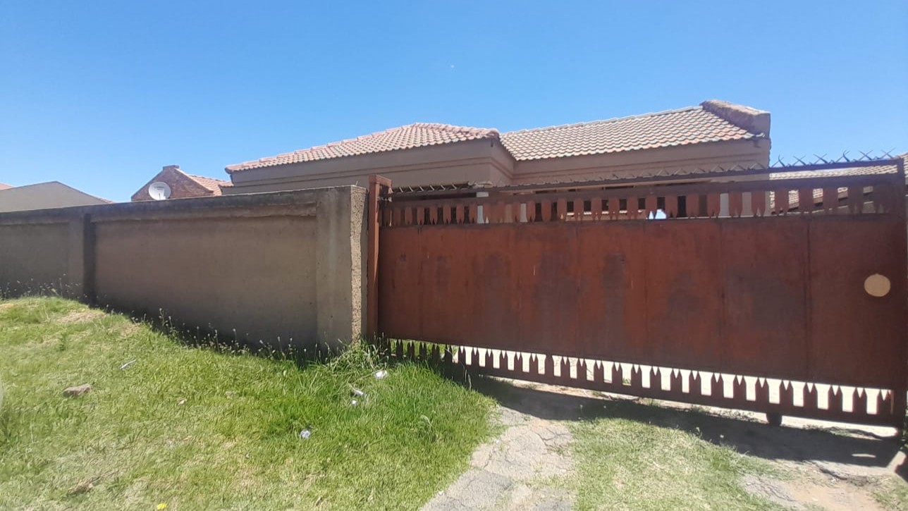 Spacious 3-Bedroom Family Home with Flatlet in Shalimar Ridge