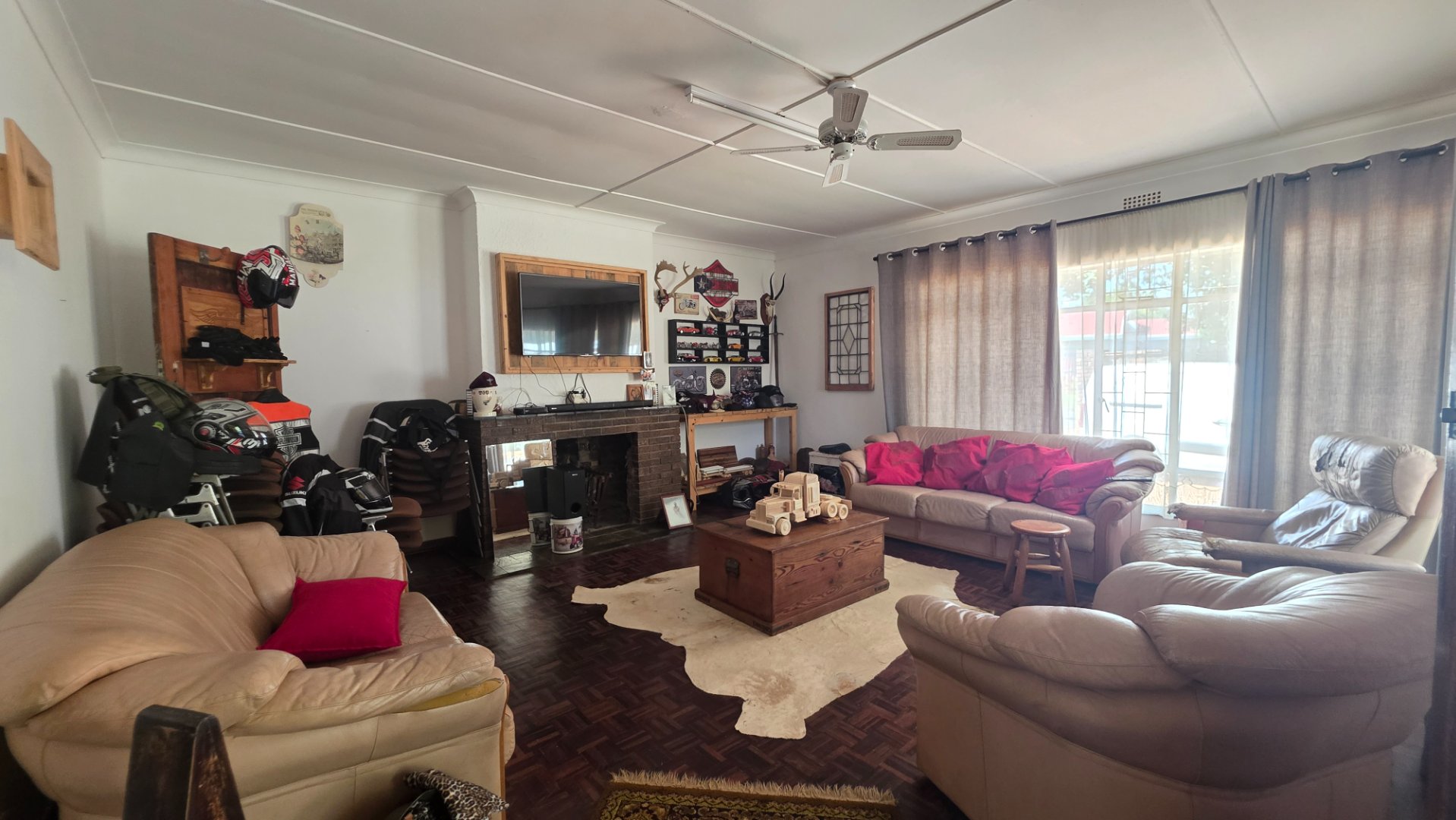 LOUNGE IN MAIN HOUSE