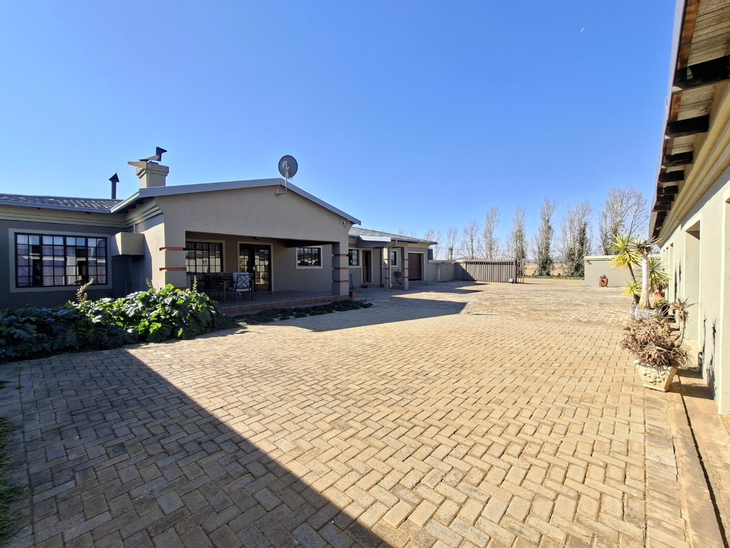 IMMACULATE PROPERTY WITH THE POSSIBILITY OF A SECOND DWELLING,/WORKSHOP