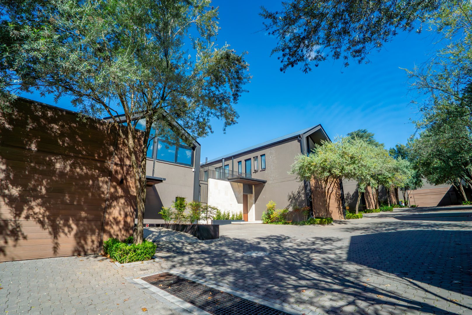 Ultra-Luxury 3 Bed Duplex Villa in Hyde Park | Pool, Staff Suite & Backup Power