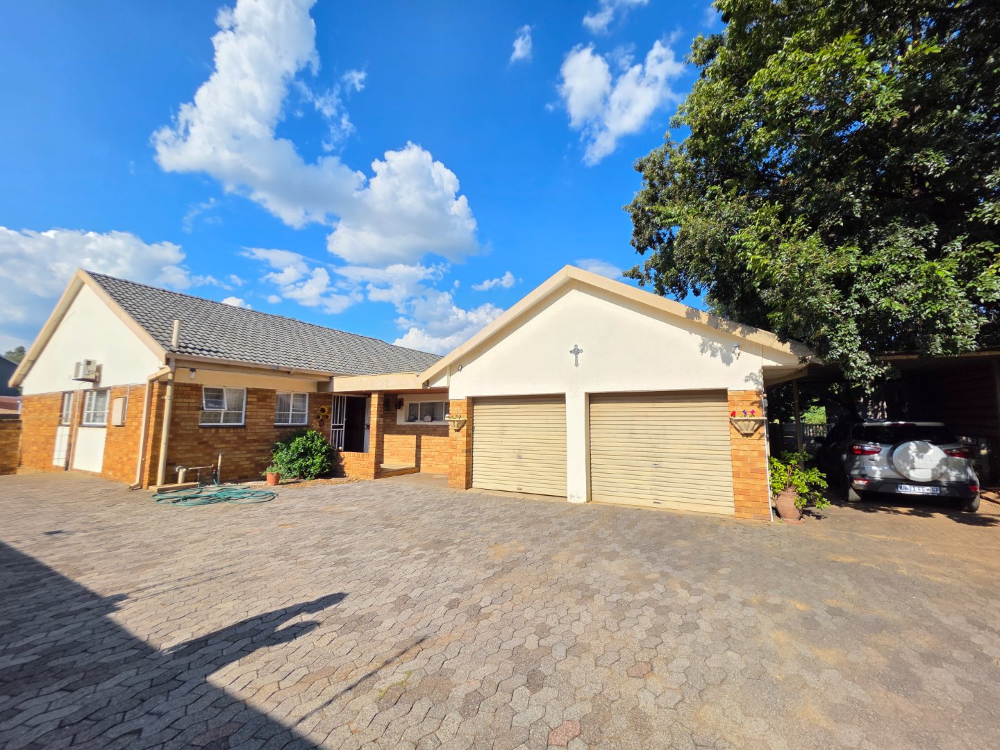 Spacious Family Home with Pool, Offices & Excellent Entertainment Space in Meyerton Central.