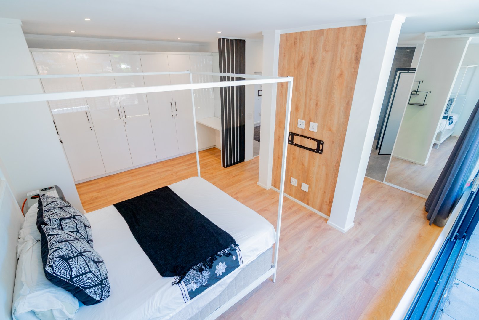 Modern 3 Bed Hyde Park Townhouse with Solar, PJ Lounge & Double Garage