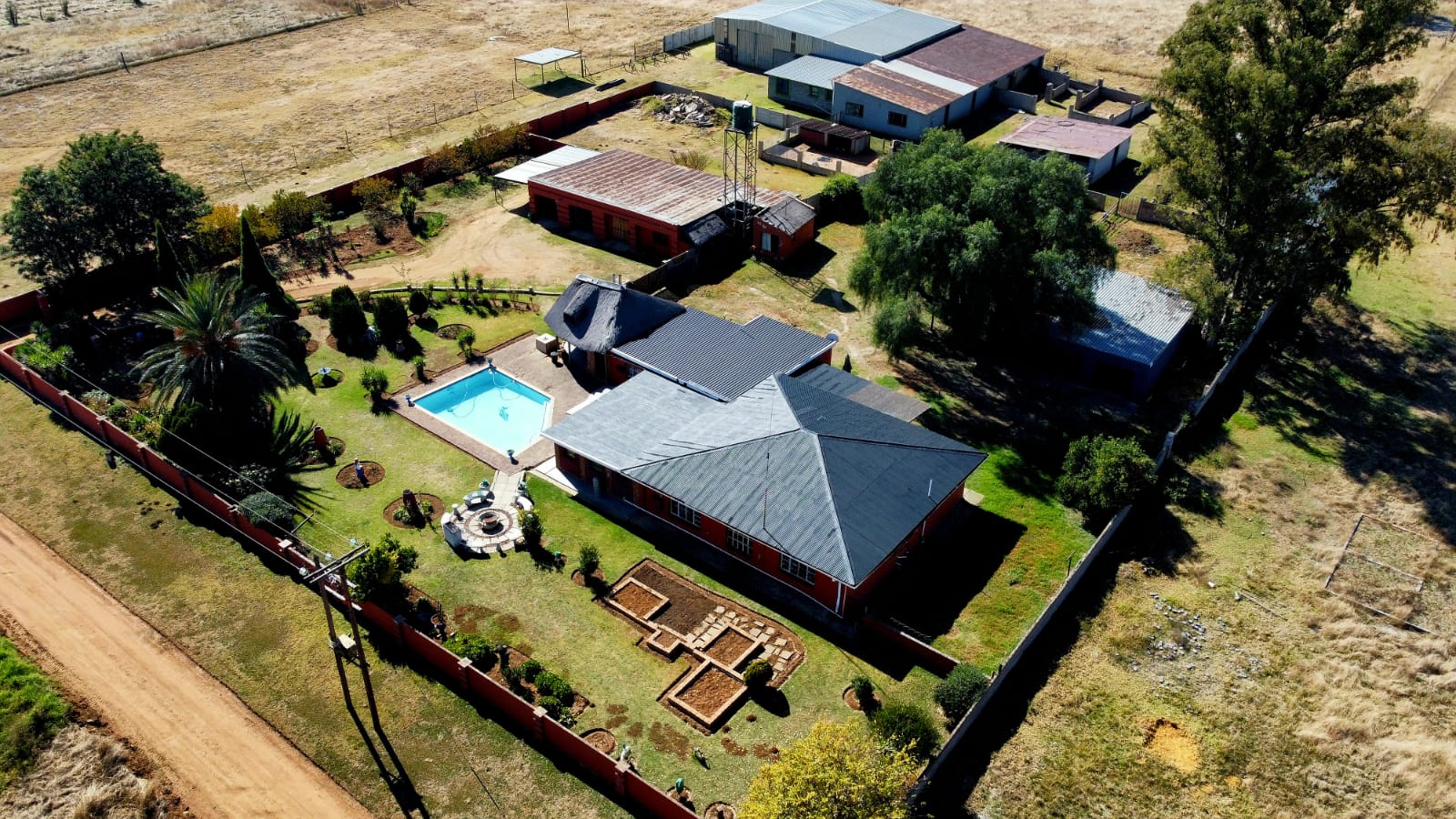 Farm with Workshop, Flatlets & Arable Land 