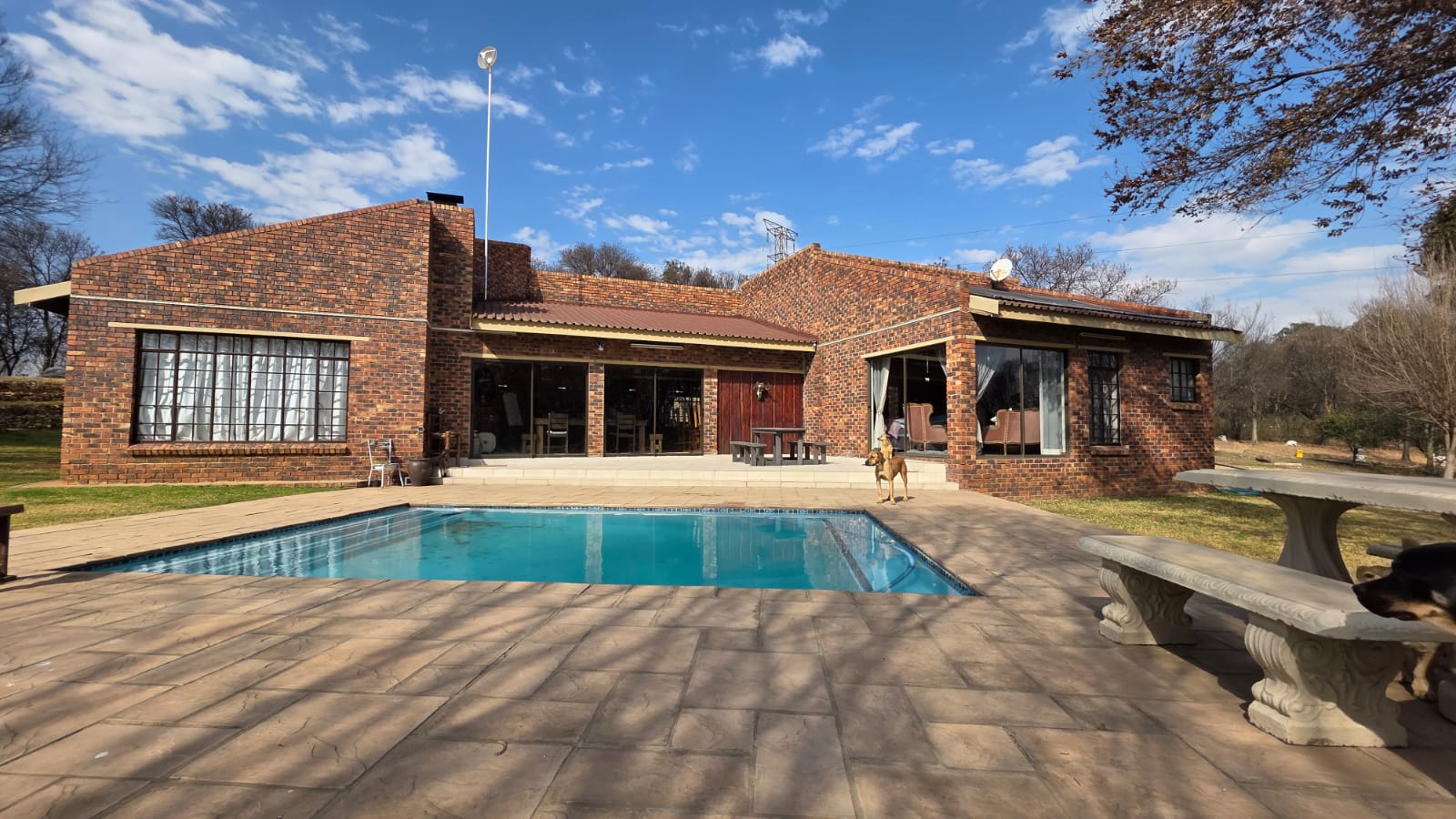 FARM ON THE RIM OF THE RIVER,PROVIDING FARMING OPPORTUNITIES AND FAMILY LIVING SPACE.