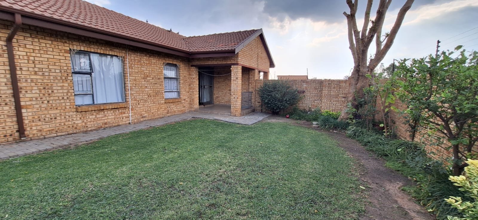 LOVELY, CORNER UNIT WITH A PRIVATE GARDEN