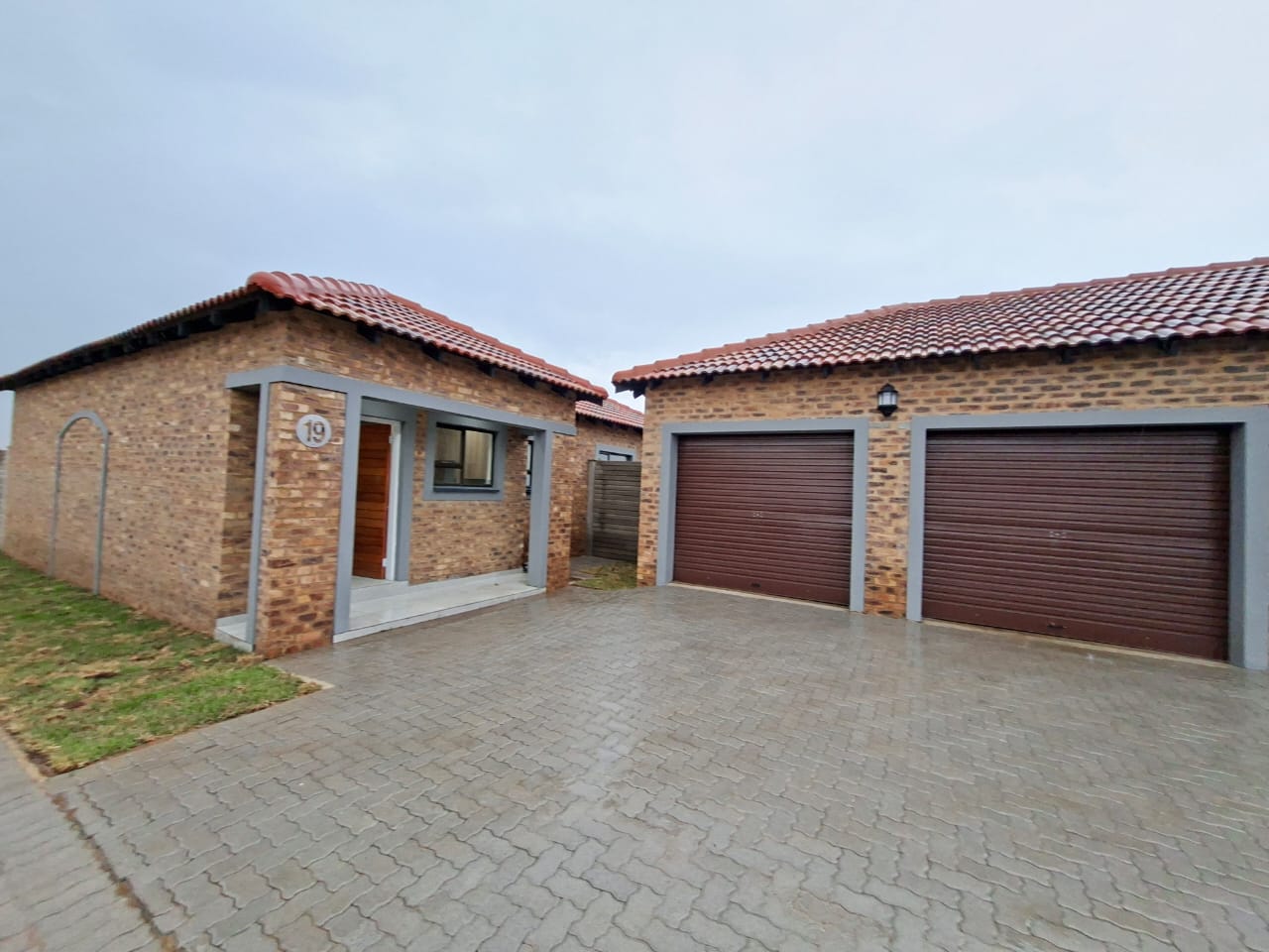 Stylish Riversdale Townhouse for Rent – Pet-Friendly with Double Garage & Fibre Ready