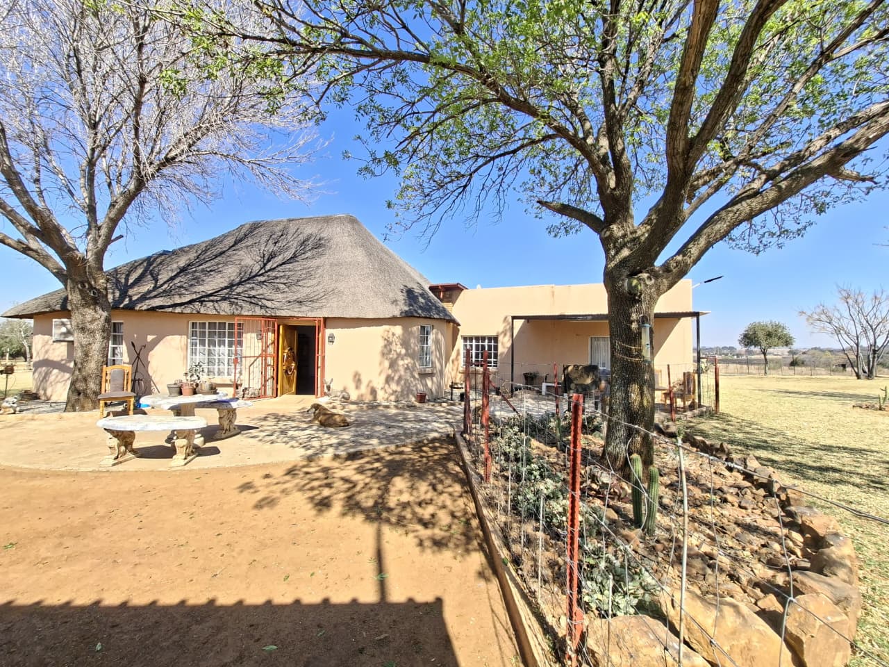 Spacious Family Home with Entertainment, Workshop & Horse Facilities.