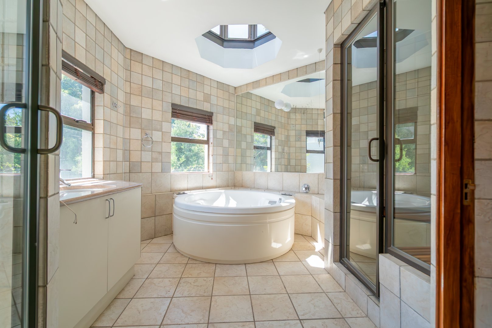 Grand Inanda Residence with Exceptional Bones – 1,003m² Under Roof on 1,859m² Stand