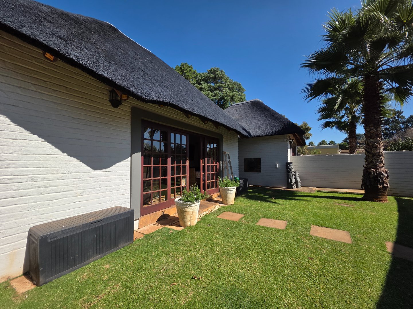 EXQUISITE LIVING WITH OPTIONS OF EXPANDING ,LOCATED IN A TRANQUIL AREA,WITH THE POSSIBILITY TO RUN A BUSINES FROM HOME