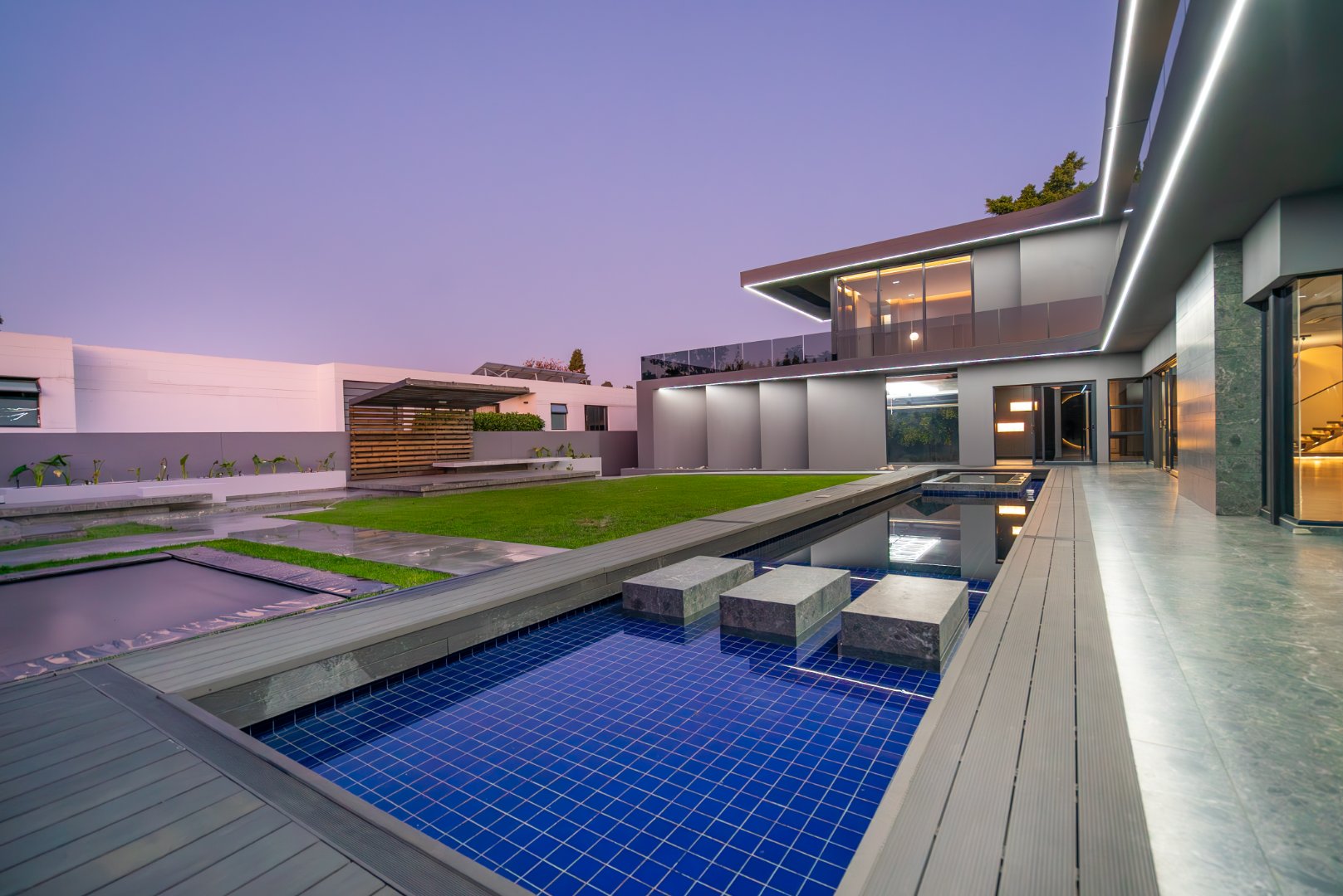 Move In for Christmas: 760 m² Villa Behind a Double Boom in Sandhurst