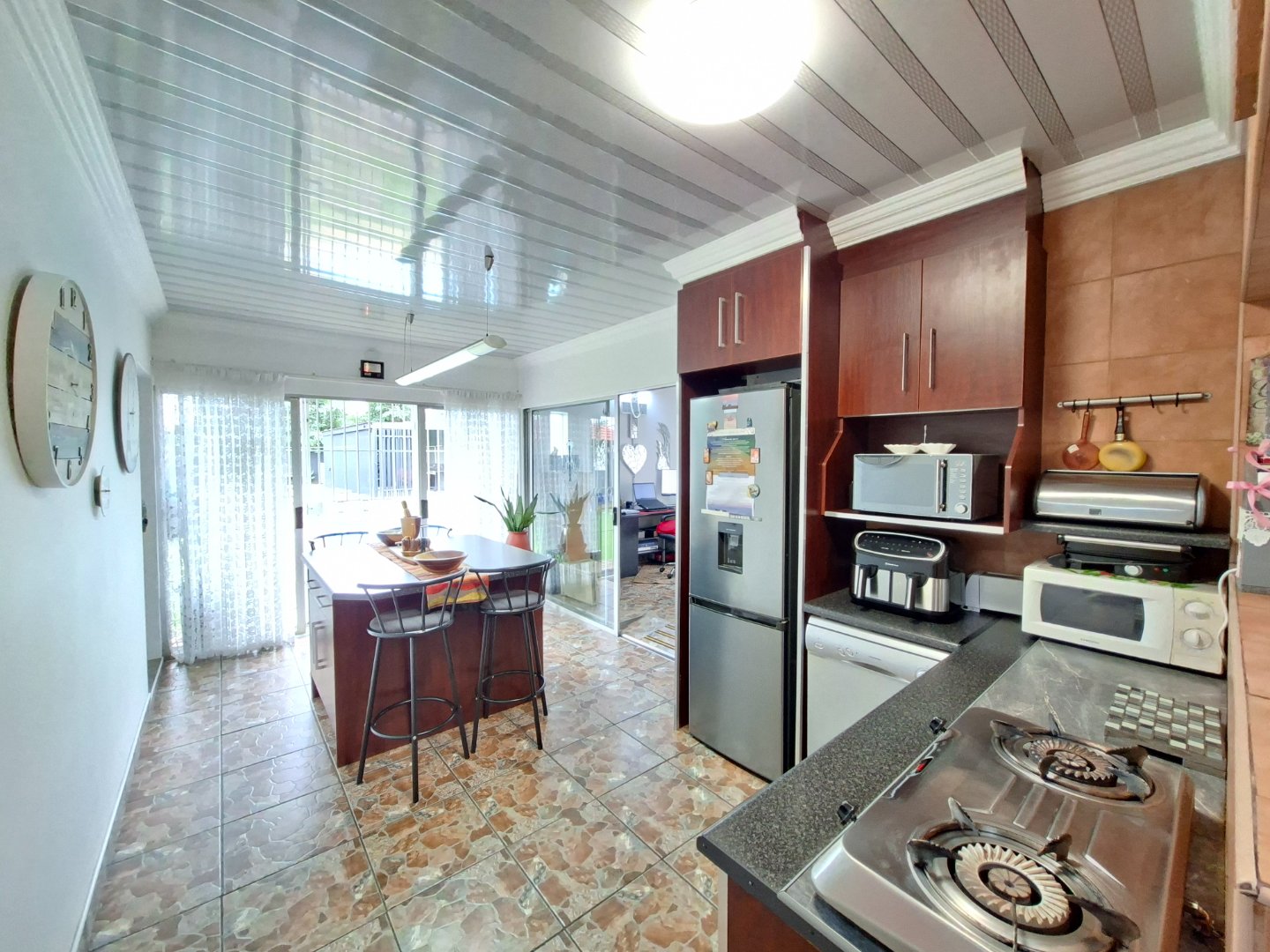 OPEN PLAN KITCHEN TO ENTERTAINMENT AREA