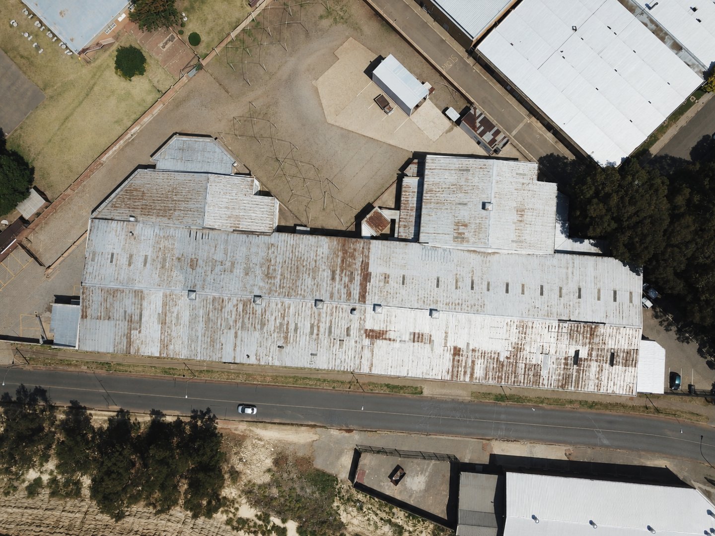 1,036 m² Secure Industrial Warehouse to Let in Selby, Johannesburg photo 2