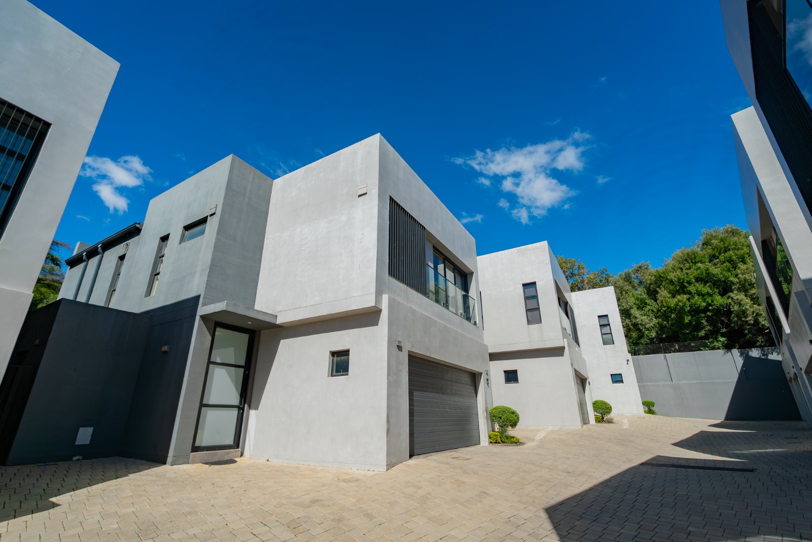 Modern 3 Bed Hyde Park Townhouse with Solar, PJ Lounge & Double Garage
