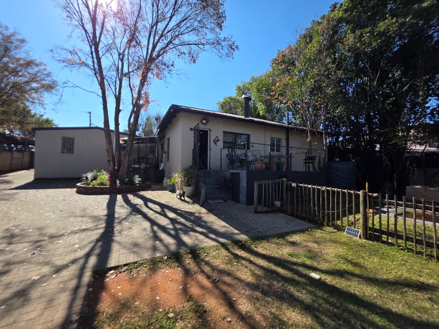 RIVERFRONT  PROPERTY FOR SALE WITH A FLATLET.