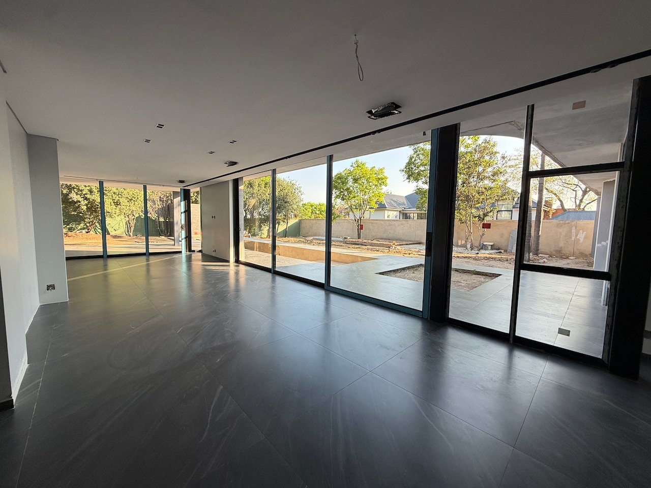 Move In for Christmas: 760 m² Villa Behind a Double Boom in Sandhurst