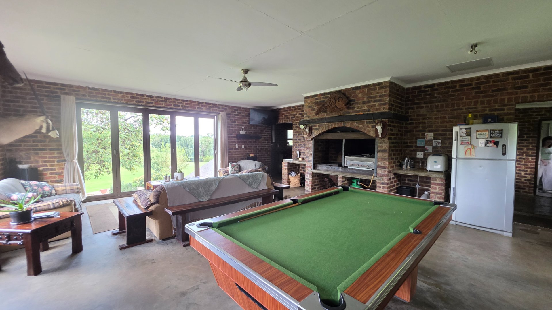 POOLTABLE IN UPPER LEVEL 