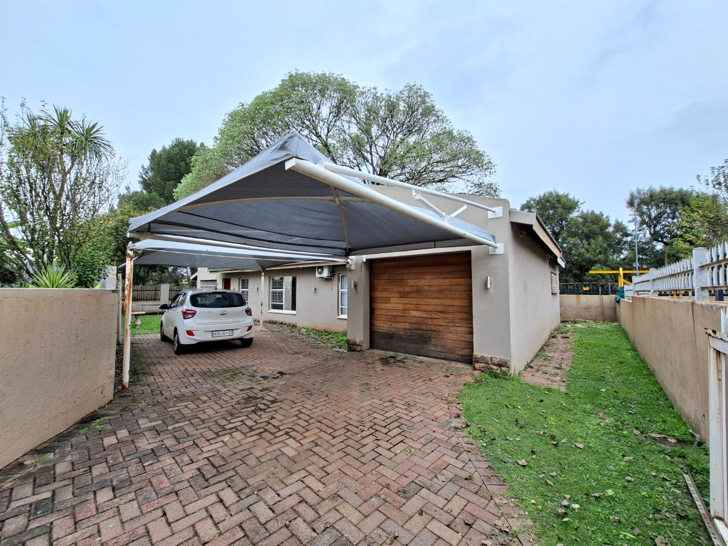 Stylish Meyerton Townhouse with braai and riverfront view