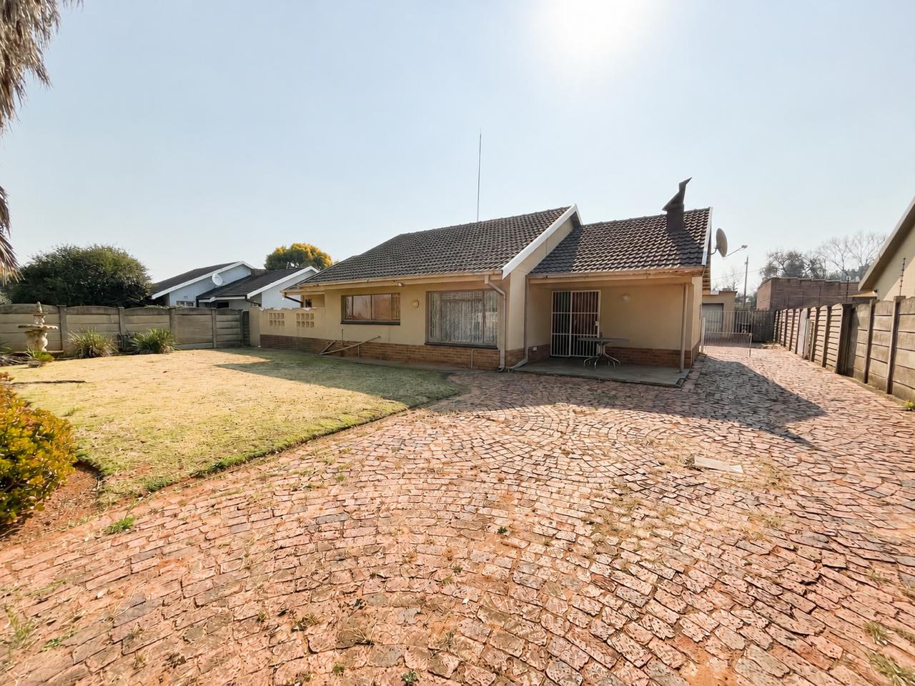 Family home in Vereeniging with borehole