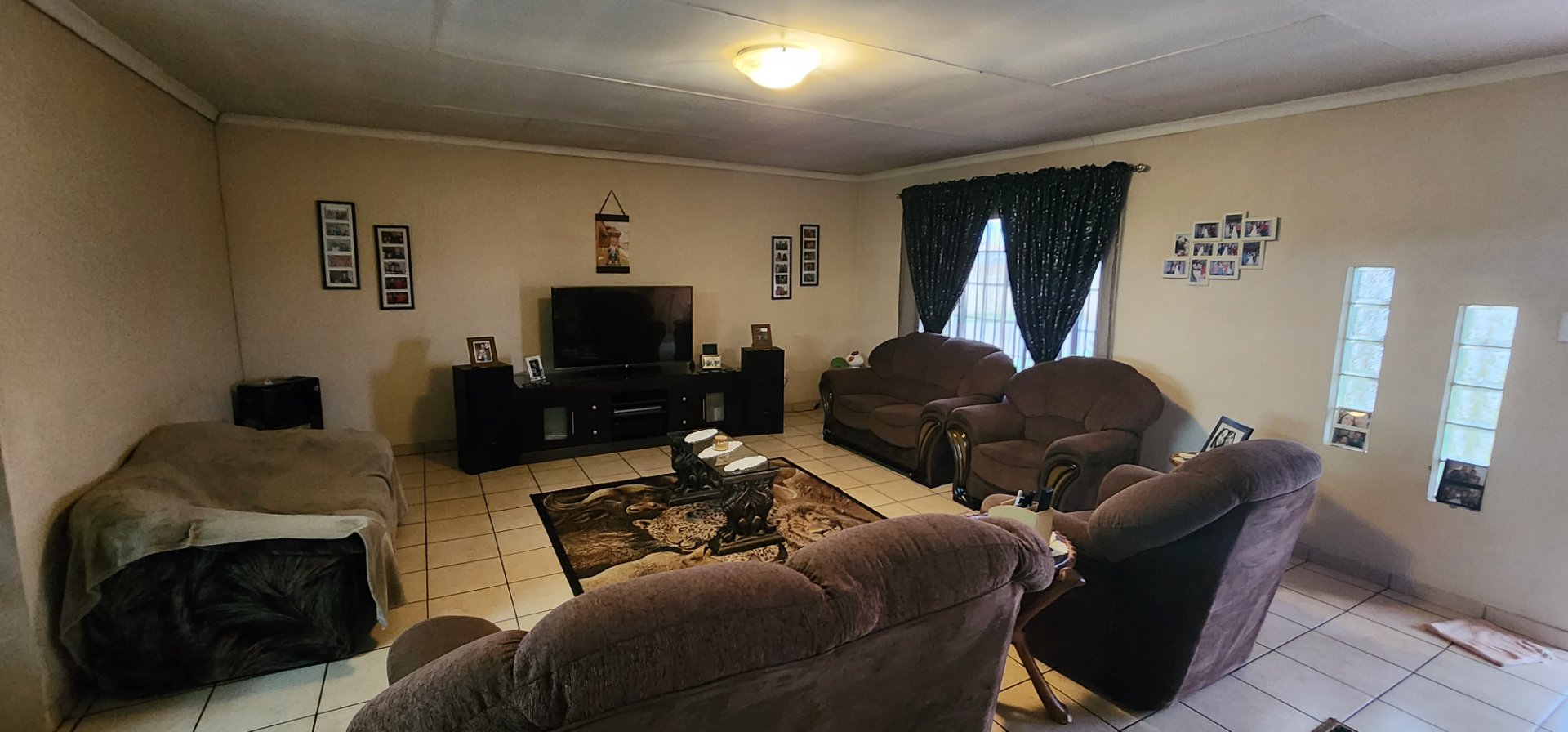 OPEN PLANLOUNGE AREA