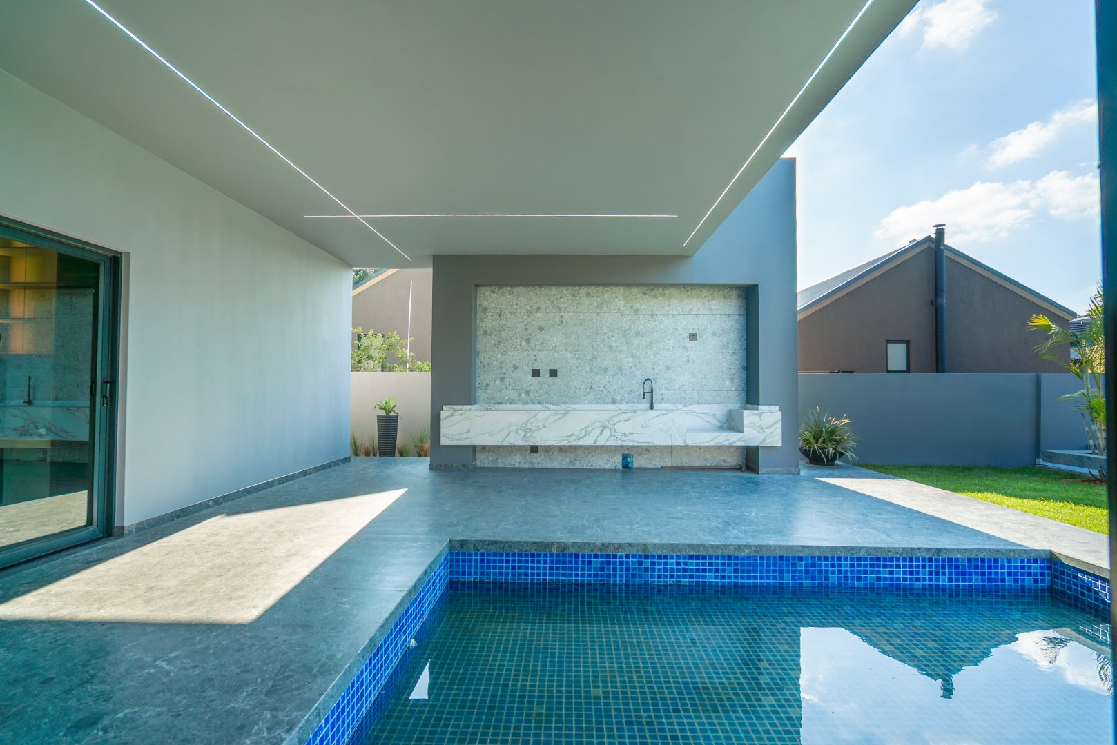 Choose Your Finishes: 670 m² Villa Behind a Double Boom in Sandhurst