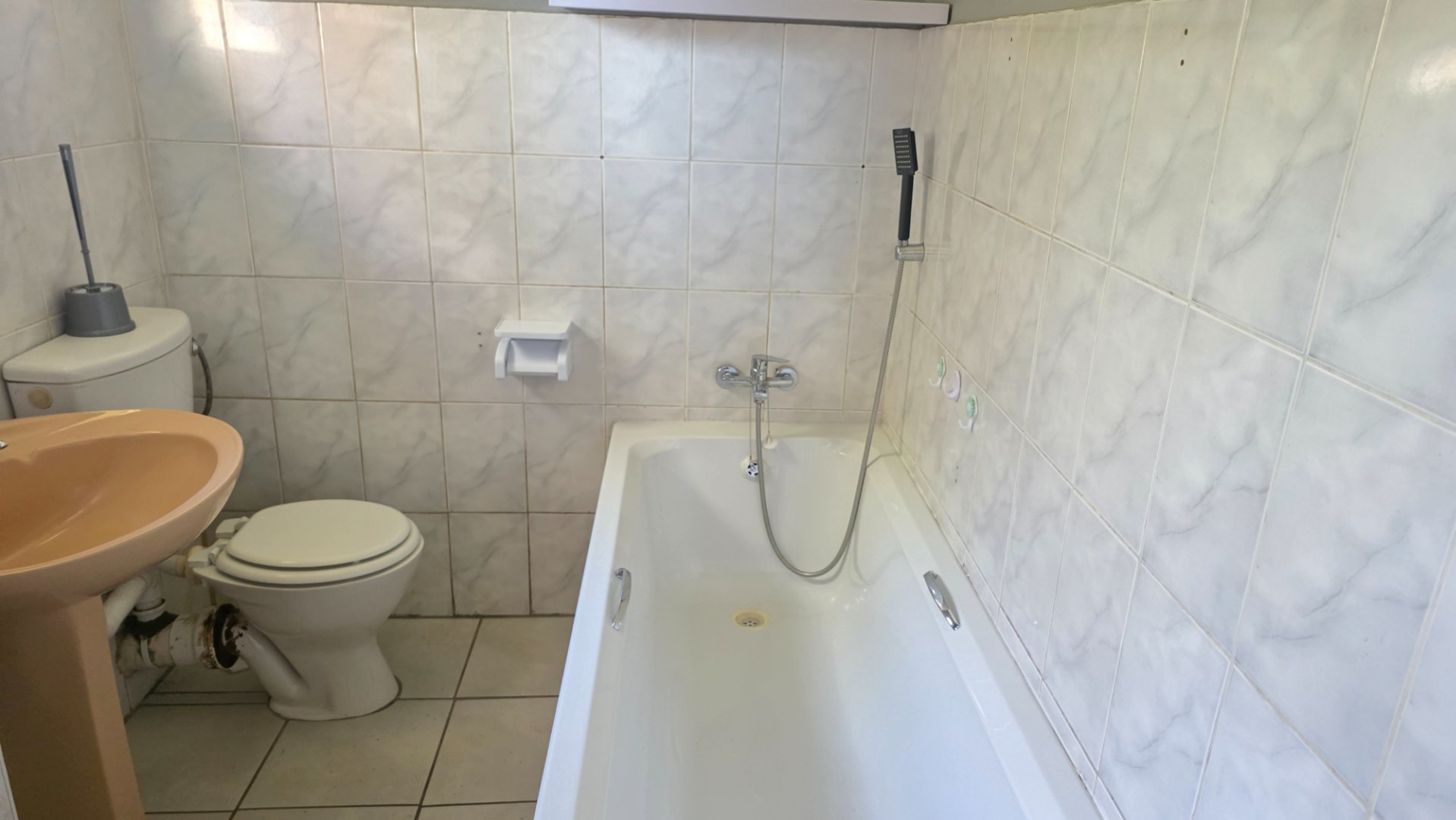 BATHROOM IN BACELORS