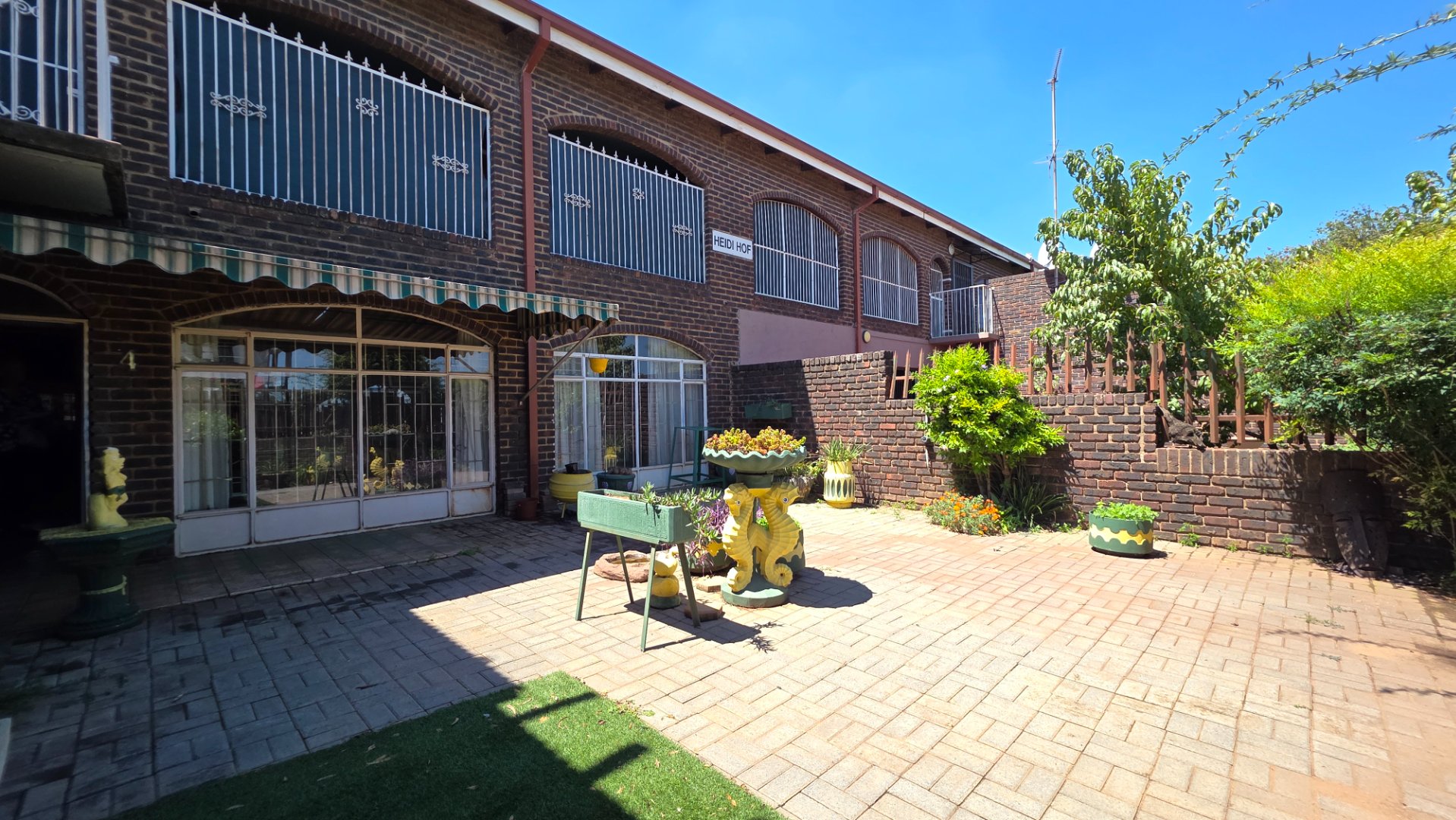 LOVELY TWO BEDROOM FLAT ITH A SPACOIUS LOUNGE