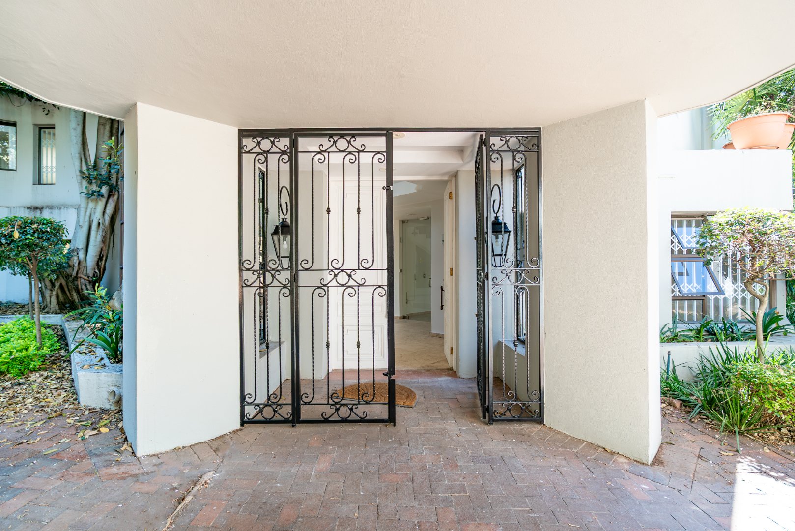 Grand Inanda Residence with Exceptional Bones – 1,003m² Under Roof on 1,859m² Stand
