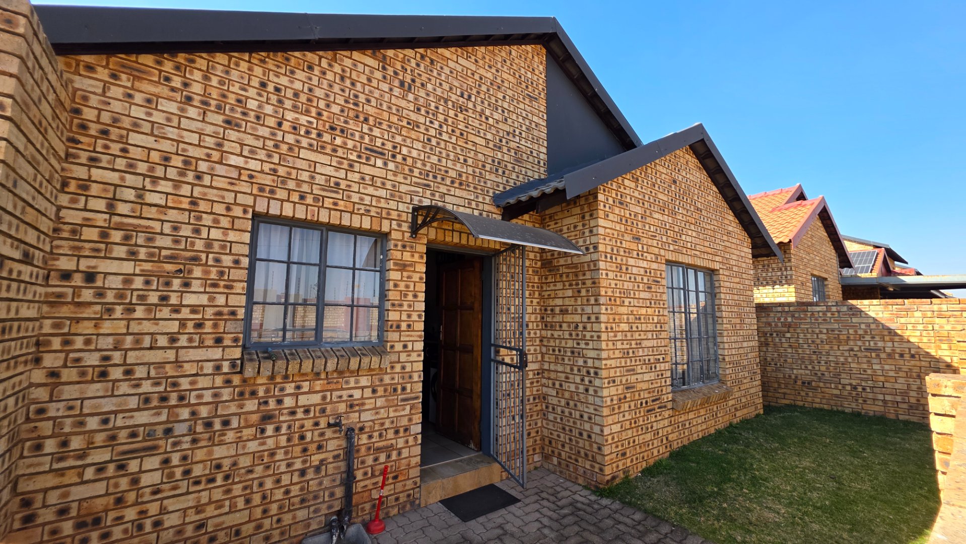 Chic Riversdale Townhouse with secure garden living