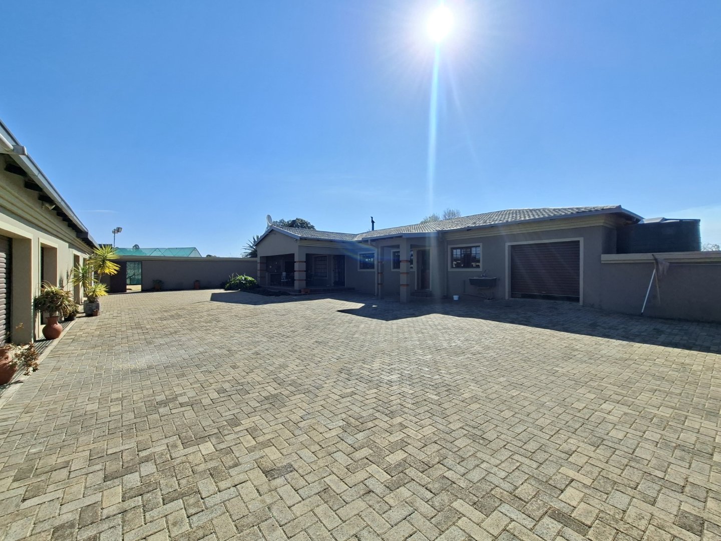 INNERCOURT WITH BUILDT IN BRAAI
