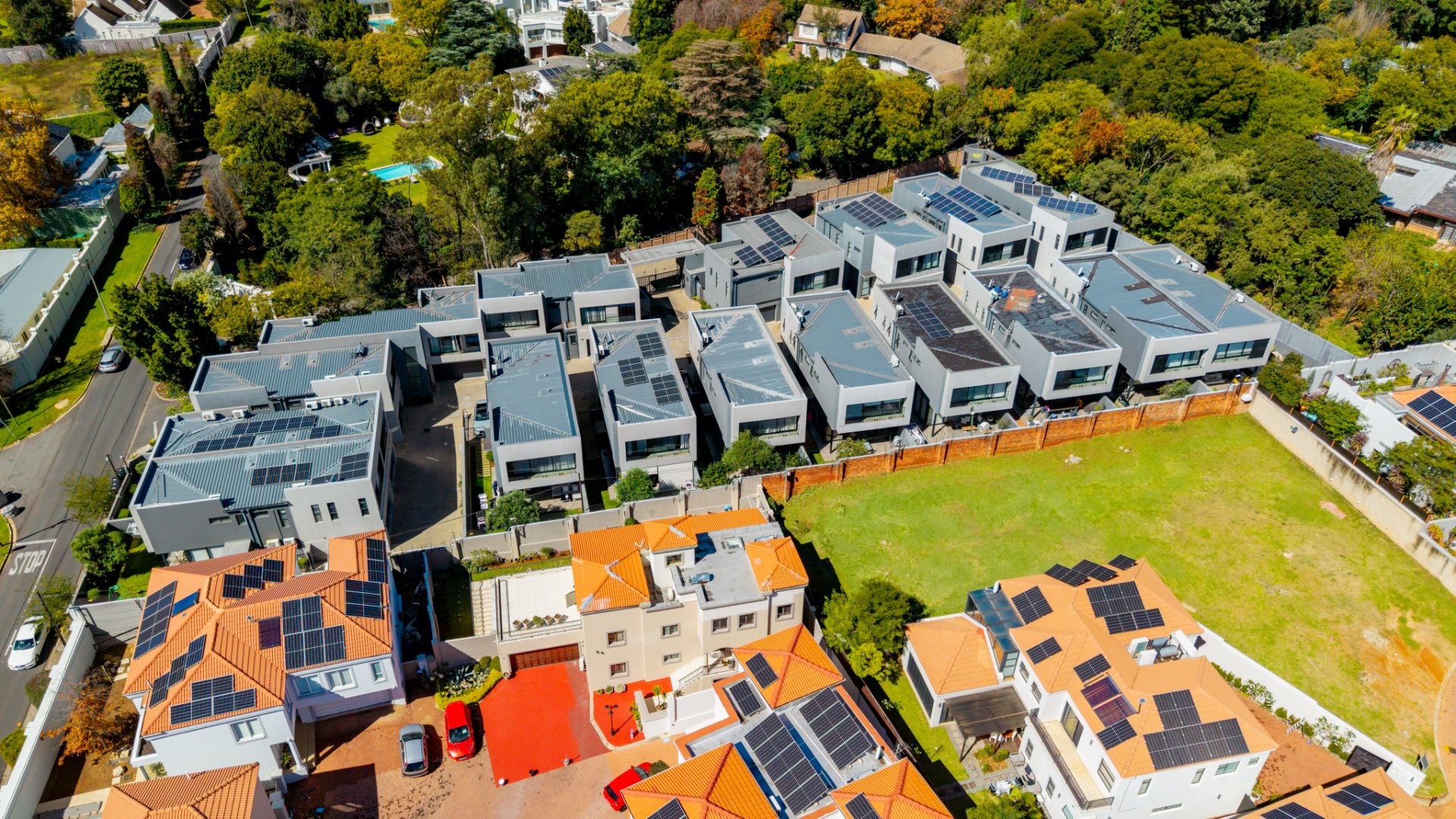 Modern 3 Bed Hyde Park Townhouse with Solar, PJ Lounge & Double Garage