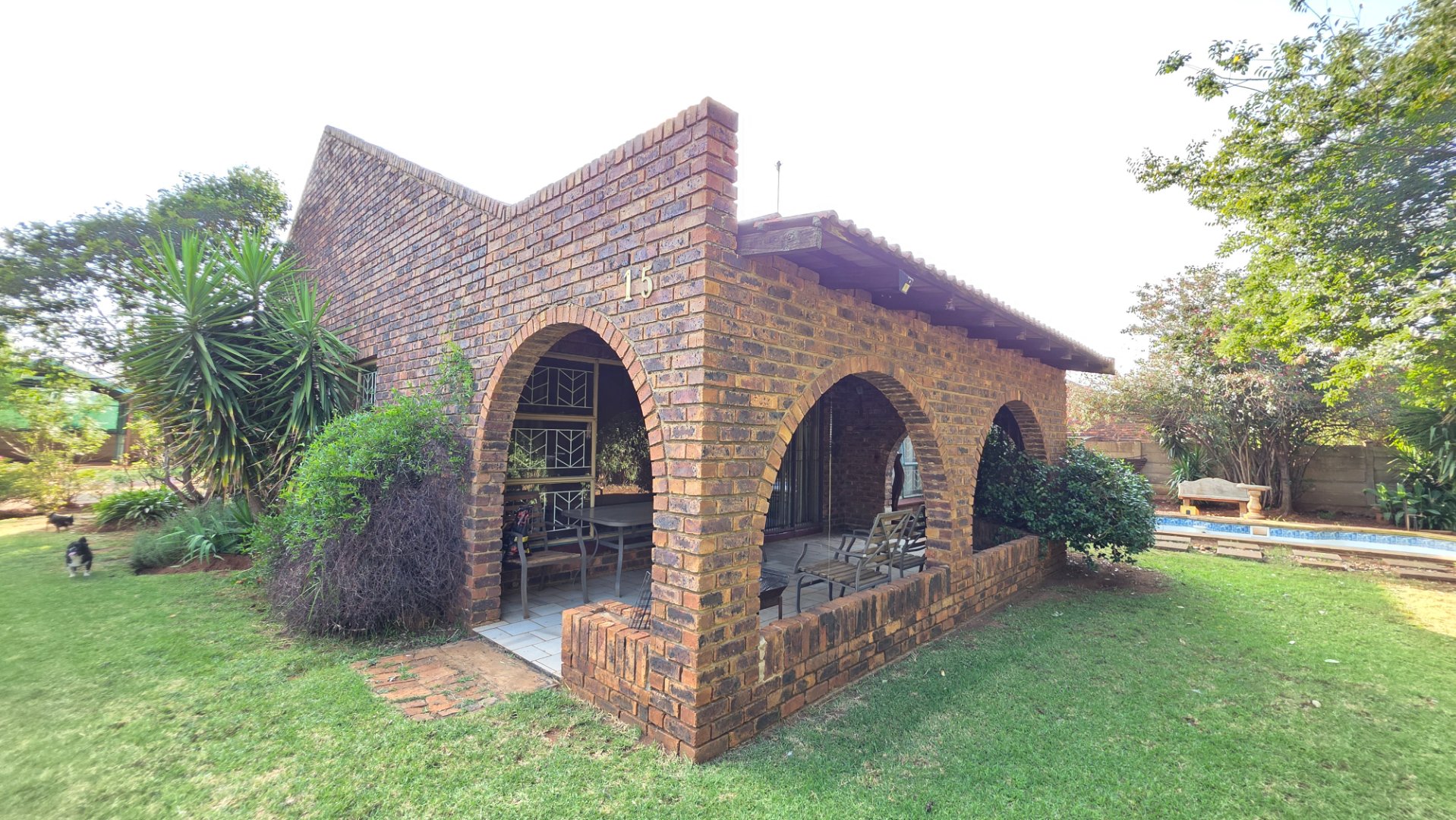 A FAMILY DWELLING, PERFECTLY LOCATED ,CLOSE TO ALL AMENITIES AND WITH THE BONUS OF A FLATLET