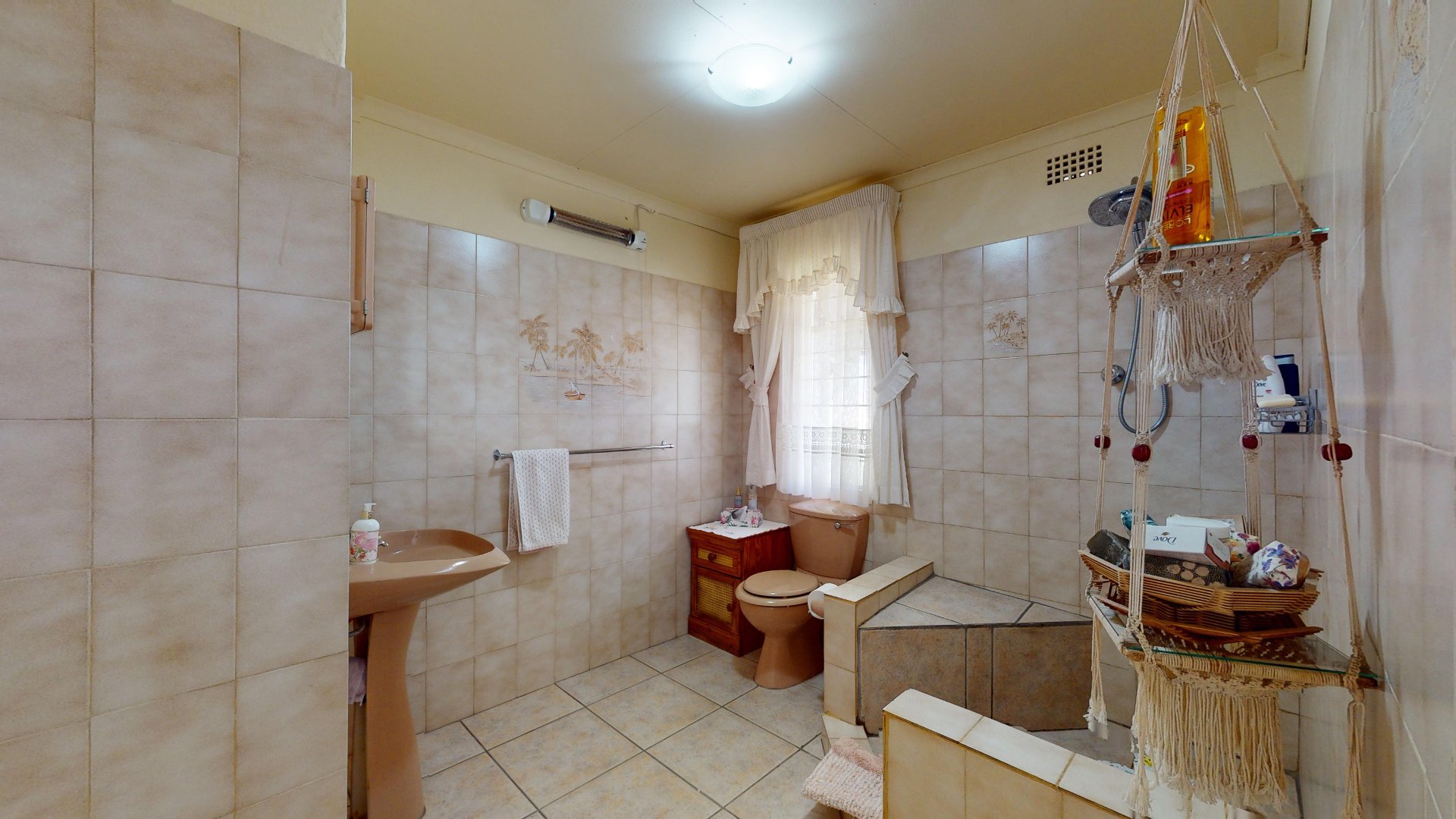 Guest En-suite Bathroom