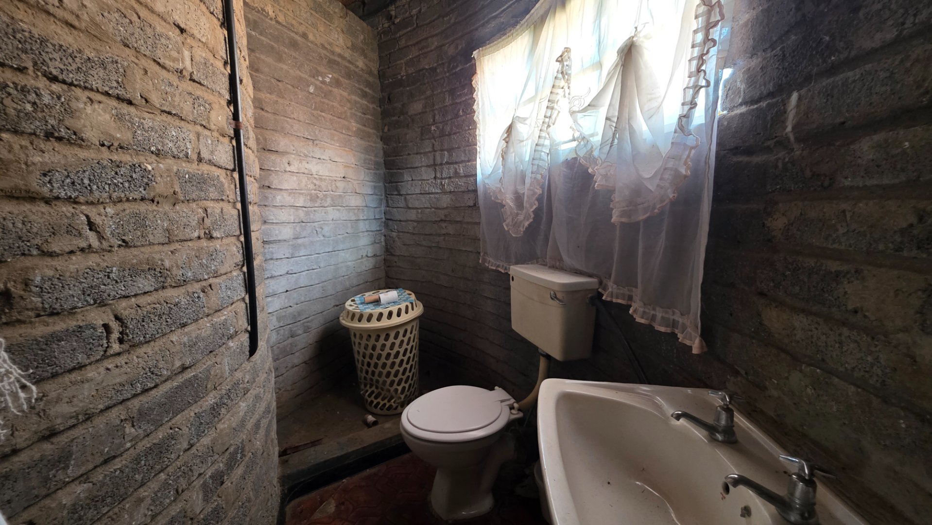 BATHROOM IN RONDAWEL