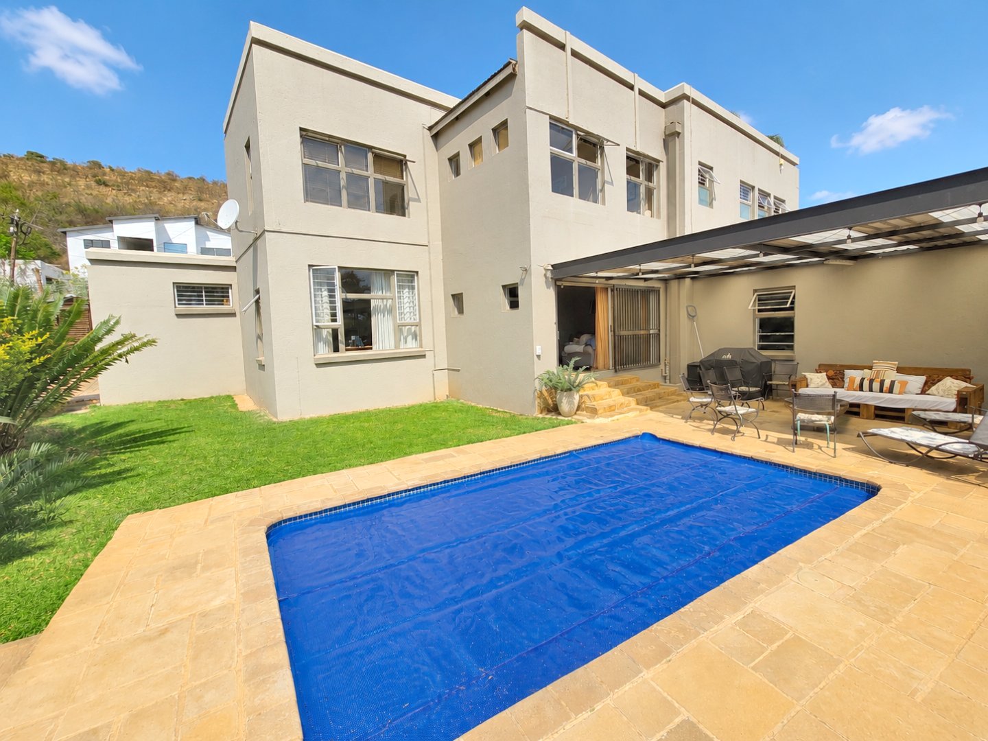 Stunning Mansion Ideally Located Close to the Mountain!