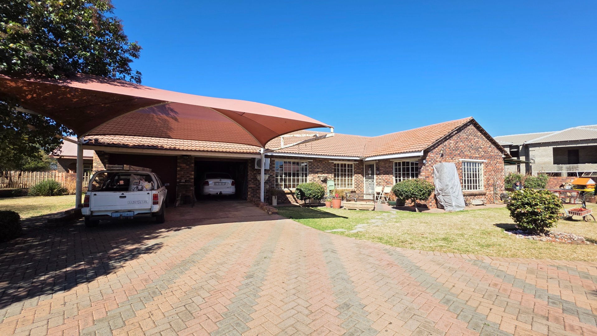 Modern 2-Bedroom Retreat with Top Security and Beautiful Established Garden