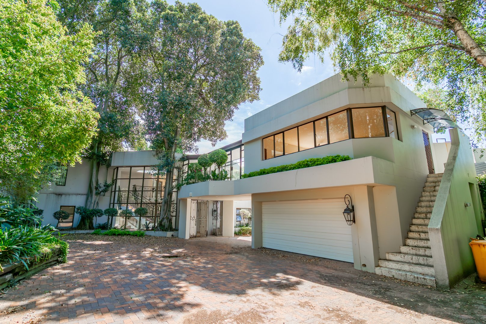 Grand Inanda Residence with Exceptional Bones – 1,003m² Under Roof on 1,859m² Stand