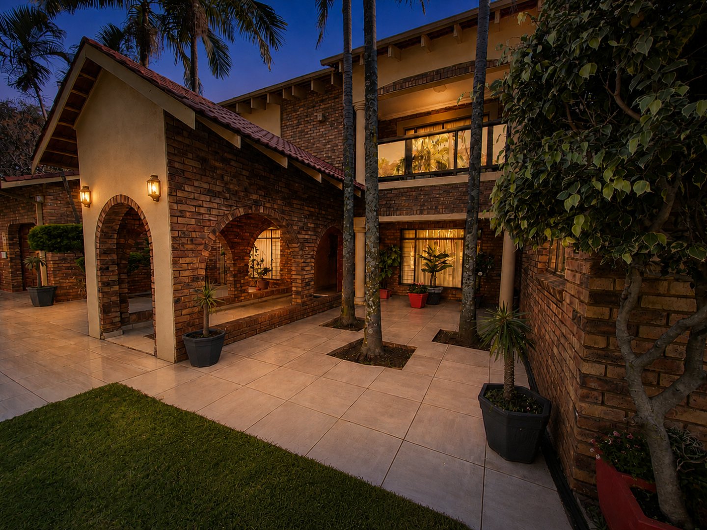 Expansive Ninapark Family Entertainer with Pool, Games Room and Bar