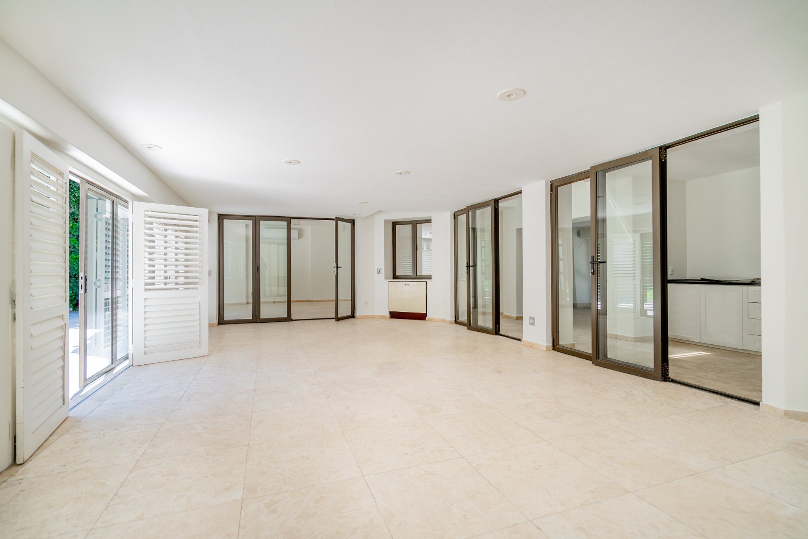 Grand Inanda Residence with Exceptional Bones – 1,003m² Under Roof on 1,859m² Stand