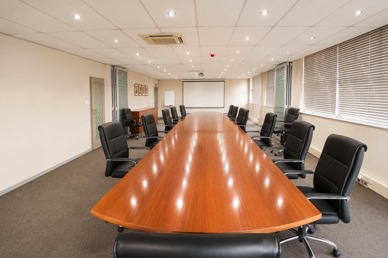 686 m² Ground Floor Office To Let at 26 Wellington Road | Parktown | Prestigious, Accessible Business Address photo 11
