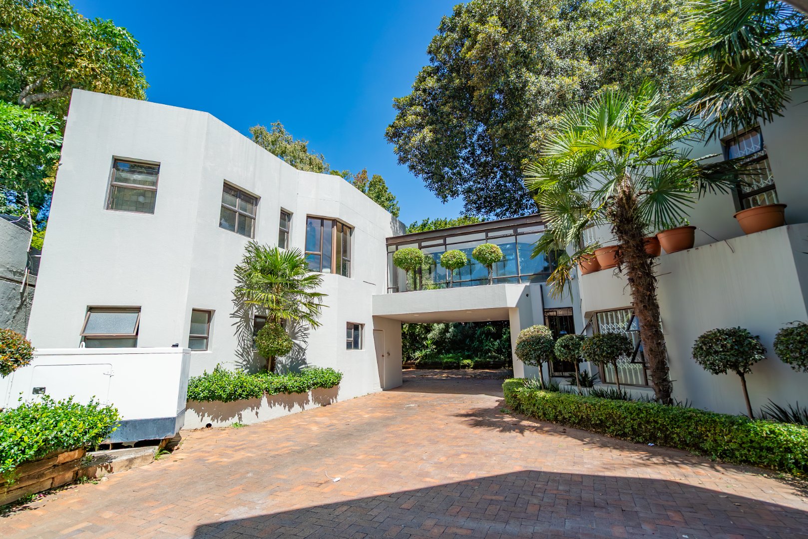 Grand Inanda Residence with Exceptional Bones – 1,003m² Under Roof on 1,859m² Stand