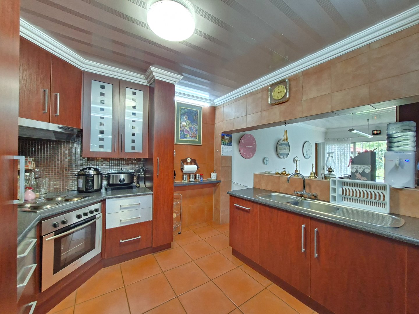 FULL VIE W ON KITCHEN