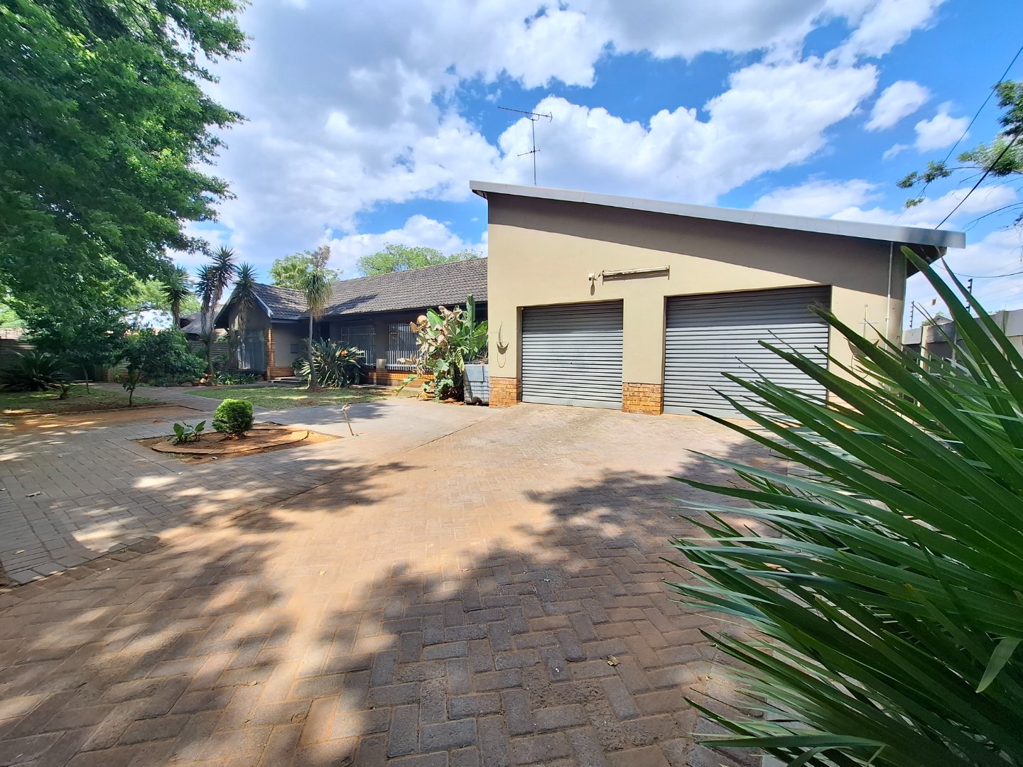 Spacious family home in Risiville with pool