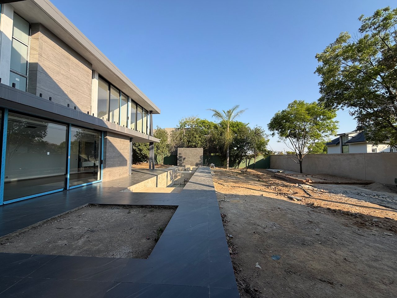 Move In for Christmas: 760 m² Villa Behind a Double Boom in Sandhurst