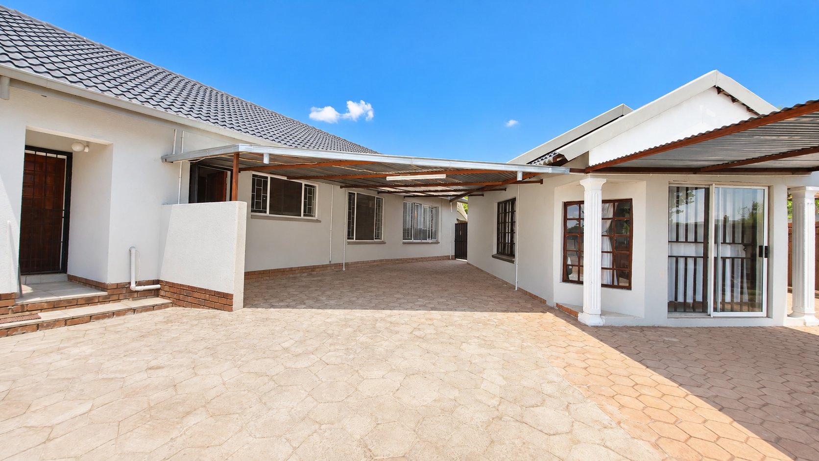 Spacious Family Home With Flatlet, Pool & Lapa on a Large Stand!